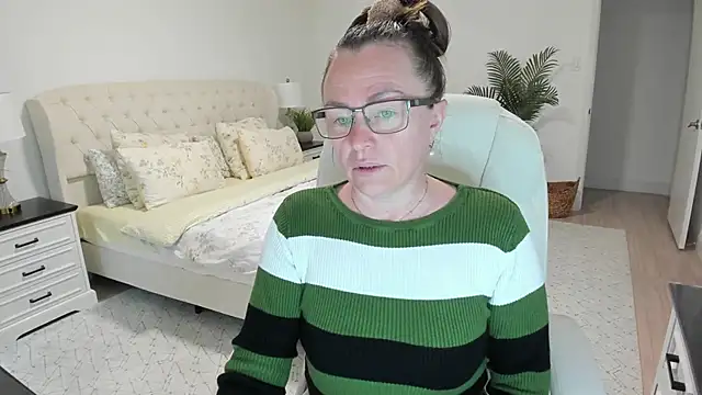 Snapshot of Vika73 chatting on 04/22/26, 11:17 Vika73 online show from 04/22/26, 11:17