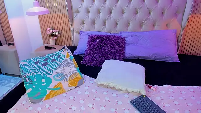 Violetaruizz online show from 05/19/26, 02:24