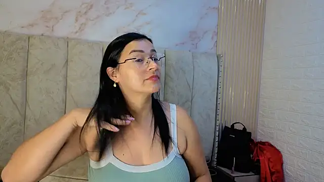 JuliaFerrer online show from 05/17/26, 05:29