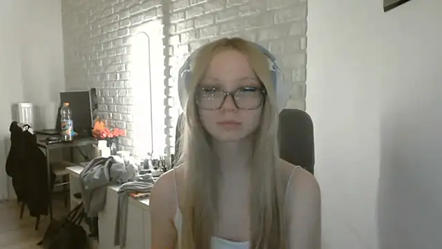Snapshot of AmandaFix chatting on 05/27/26, 07:43 AmandaFix online show from 05/27/26, 07:43
