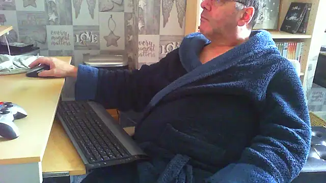Snapshot of fatboy250 chatting on 05/19/26, 04:14 fatboy250 online show from 05/19/26, 04:14