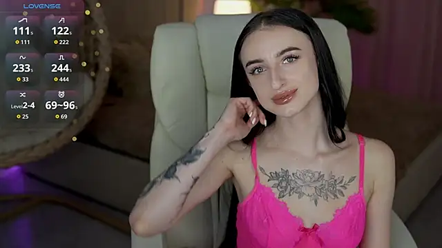 Snapshot of EmilyyMoon chatting on 05/19/26, 01:18 EmilyyMoon online show from 05/19/26, 01:18