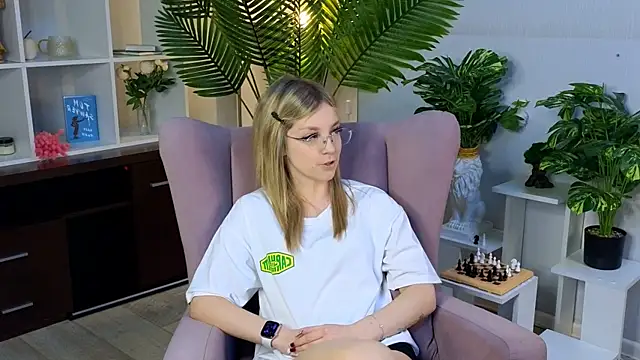NovaOliphant online show from 05/19/26, 08:32