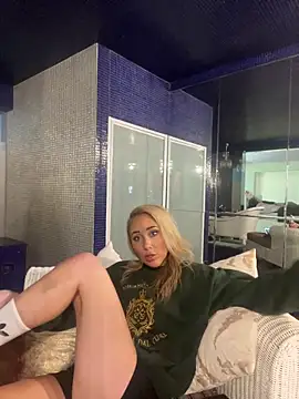 MirrorMia online show from 05/19/26, 10:44