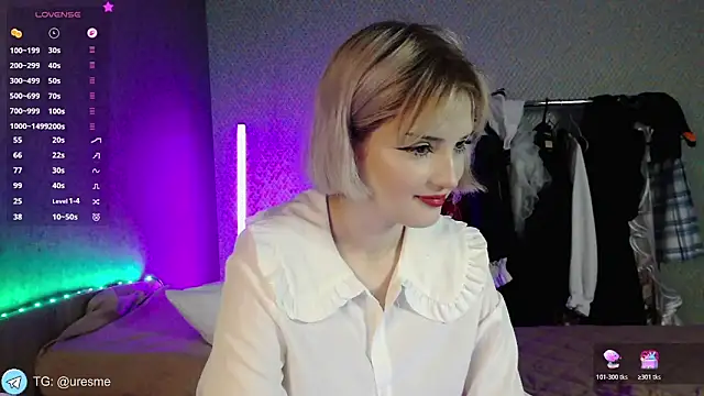 Snapshot of Esme_Velvet chatting on 05/25/26, 02:05 Esme Velvet online show from 05/25/26, 02:05