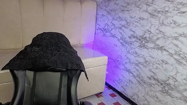 Adarasuri v online show from 06/14/26, 03:08