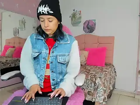 ivyyemerald  online show from 05/29/26, 12:44