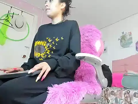 ivyyemerald  online show from 05/22/26, 12:03