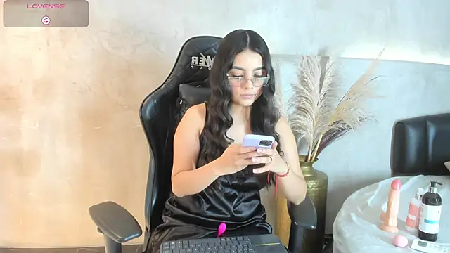 Snapshot of Alana_cutte chatting on 05/24/26, 04:12 Alana cutte online show from 05/24/26, 04:12