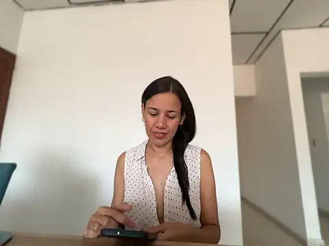 Snapshot of siempre_linda chatting on 05/25/26, 10:30 siempre linda online show from 05/25/26, 10:30