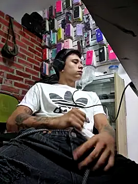 Snapshot of tom_latin chatting on 06/06/26, 10:15 tom latin online show from 06/06/26, 10:15