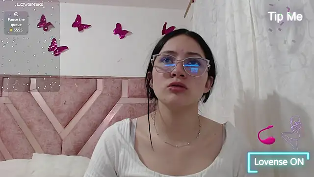 Snapshot of Angel-Hott_ chatting on 06/11/26, 04:31 Angel-Hott online show from 06/11/26, 04:31