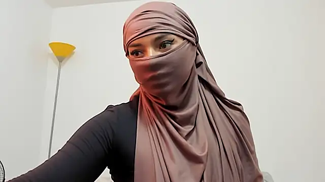 Snapshot of Samira_1 chatting on 05/20/26, 08:06 Samira 1 online show from 05/20/26, 08:06