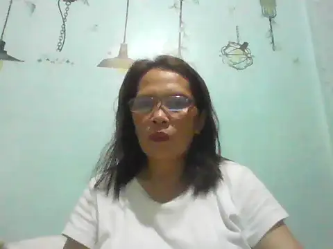 Snapshot of momshe2026 chatting on 06/18/26, 01:16 momshe2026 online show from 06/18/26, 01:16