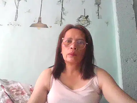 Snapshot of momshe2026 chatting on 06/12/26, 07:39 momshe2026 online show from 06/12/26, 07:39