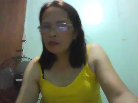 Snapshot of momshe2026 chatting on 05/20/26, 01:19 momshe2026 online show from 05/20/26, 01:19
