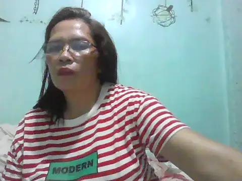 Snapshot of momshe2026 chatting on 06/20/26, 08:03 momshe2026 online show from 06/20/26, 08:03