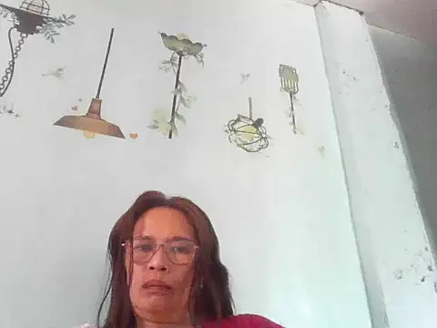 Snapshot of momshe2026 chatting on 06/17/26, 04:23 momshe2026 online show from 06/17/26, 04:23