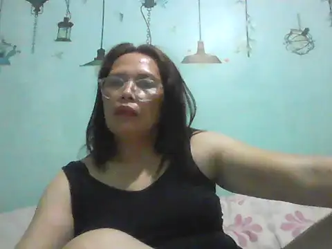 Snapshot of momshe2026 chatting on 05/30/26, 08:03 momshe2026 online show from 05/30/26, 08:03