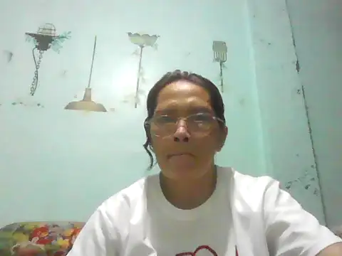 Snapshot of momshe2026 chatting on 06/15/26, 11:10 momshe2026 online show from 06/15/26, 11:10