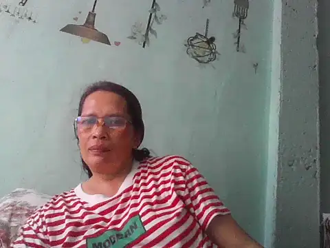 Snapshot of momshe2026 chatting on 06/20/26, 07:57 momshe2026 online show from 06/20/26, 07:57
