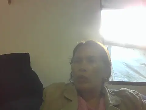 Snapshot of momshe2026 chatting on 05/25/26, 08:57 momshe2026 online show from 05/25/26, 08:57