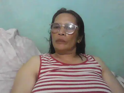 Snapshot of momshe2026 chatting on 05/28/26, 01:17 momshe2026 online show from 05/28/26, 01:17