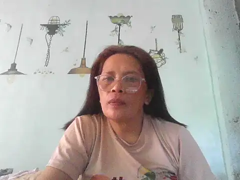 Snapshot of momshe2026 chatting on 05/27/26, 05:59 momshe2026 online show from 05/27/26, 05:59