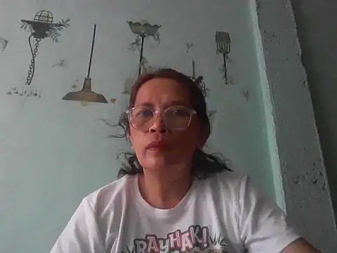 Snapshot of momshe2026 chatting on 05/30/26, 07:58 momshe2026 online show from 05/30/26, 07:58