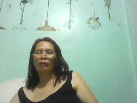 Snapshot of momshe2026 chatting on 06/08/26, 01:22 momshe2026 online show from 06/08/26, 01:22