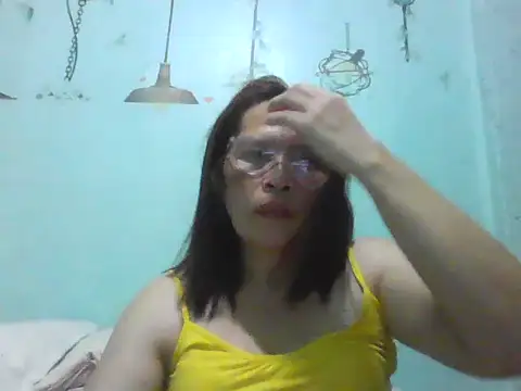 Snapshot of momshe2026 chatting on 06/09/26, 01:34 momshe2026 online show from 06/09/26, 01:34