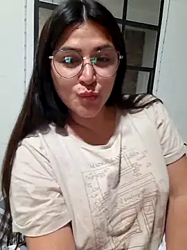 Snapshot of morena95_ chatting on 06/14/26, 04:35 morena95 online show from 06/14/26, 04:35