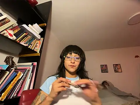 Snapshot of zoe_secrets chatting on 05/30/26, 05:47 zoe secrets online show from 05/30/26, 05:47