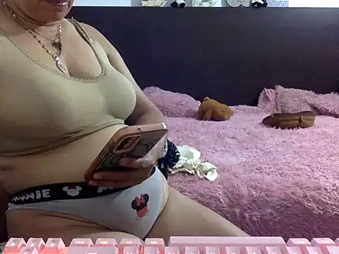 Snapshot of mommy-flabia chatting on 06/22/26, 01:44 mommy-flabia online show from 06/22/26, 01:44