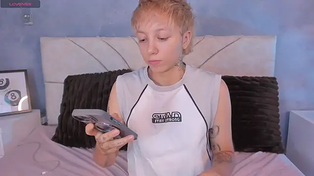 Snapshot of vane_grey chatting on 07/11/26, 06:52 vane grey online show from 07/11/26, 06:52