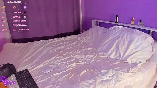 NicolePepper online show from 10/31/25, 04:36