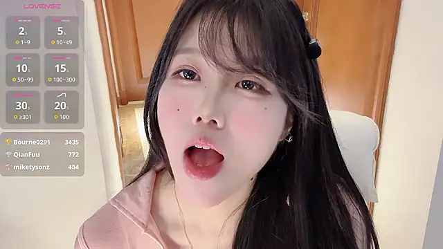 Snapshot of April_UU chatting on 06/16/26, 02:44 April UU online show from 06/16/26, 02:44