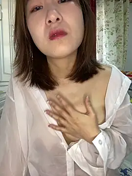 Snapshot of U-mi chatting on 06/05/26, 12:04 U-mi online show from 06/05/26, 12:04
