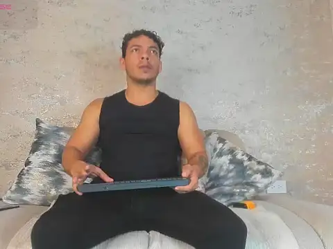 Snapshot of OliverWyse chatting on 06/19/26, 11:53 OliverWyse online show from 06/19/26, 11:53
