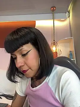 Snapshot of Valkiriia_wiine chatting on 06/12/26, 04:43 Valkiriia wiine online show from 06/12/26, 04:43