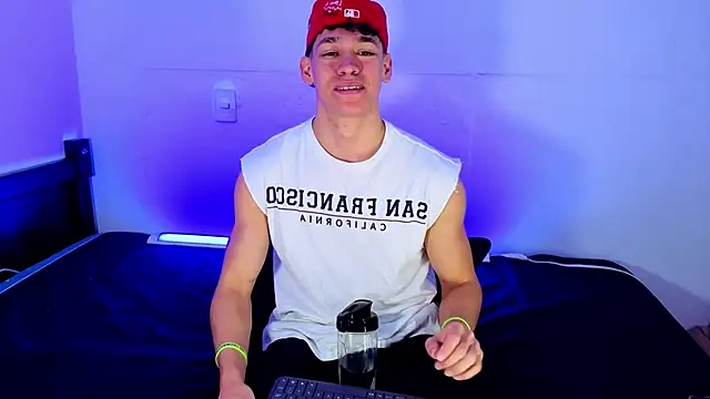 Snapshot of Luke_Muscle chatting on 06/05/26, 02:01 Luke Muscle online show from 06/05/26, 02:01