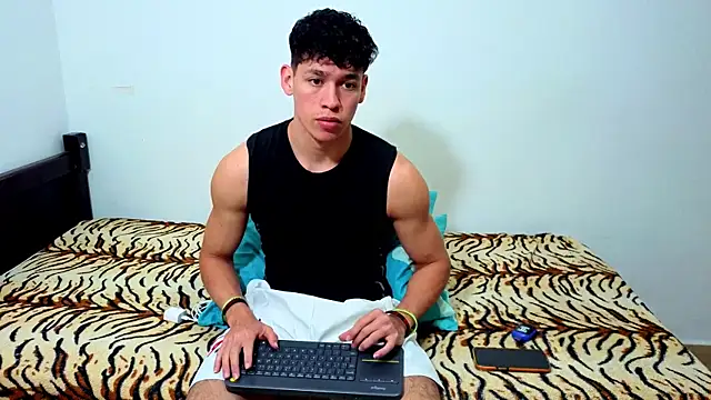 Snapshot of Luke_Muscle chatting on 06/15/26, 04:01 Luke Muscle online show from 06/15/26, 04:01