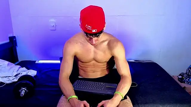 Snapshot of Luke_Muscle chatting on 06/06/26, 02:06 Luke Muscle online show from 06/06/26, 02:06