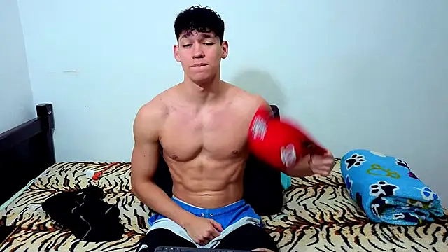Snapshot of Luke_Muscle chatting on 06/19/26, 02:12 Luke Muscle online show from 06/19/26, 02:12
