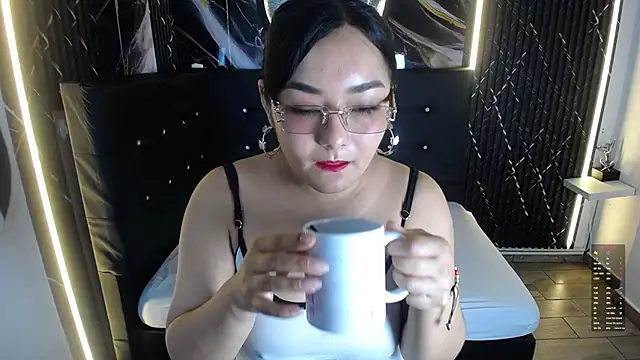 Snapshot of Alejandra_Monroy chatting on 05/27/26, 08:05 Alejandra Monroy online show from 05/27/26, 08:05