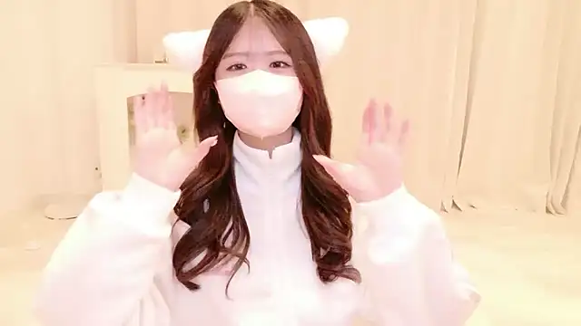 Snapshot of Yuinyaaa chatting on 06/28/26, 10:32 Yuinyaaa online show from 06/28/26, 10:32