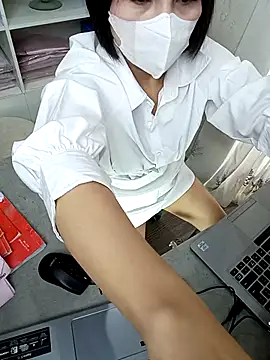 Julie-Rosee online show from 06/06/26, 01:44