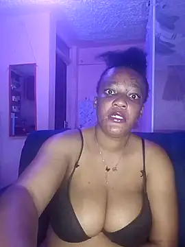 Snapshot of QueenLave chatting on 05/31/26, 10:32 QueenLave online show from 05/31/26, 10:32