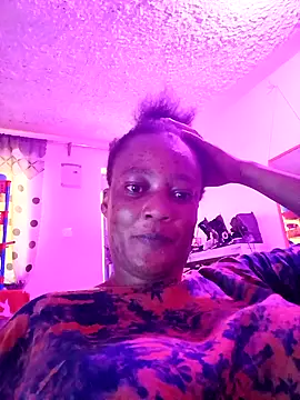 Snapshot of QueenLave chatting on 05/27/26, 10:44 QueenLave online show from 05/27/26, 10:44