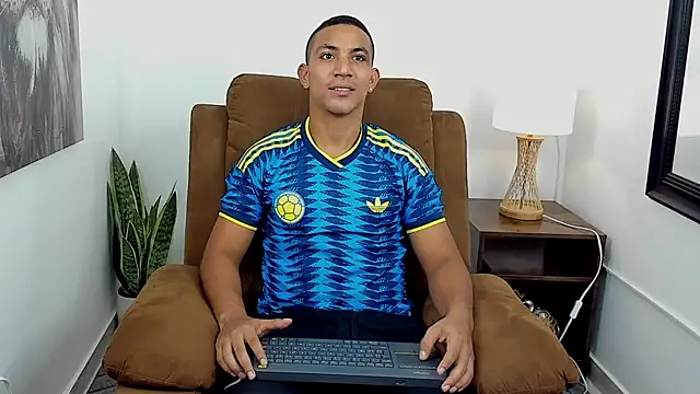 Snapshot of Chirs_Arthus chatting on 07/16/26, 12:40 Chirs Arthus online show from 07/16/26, 12:40